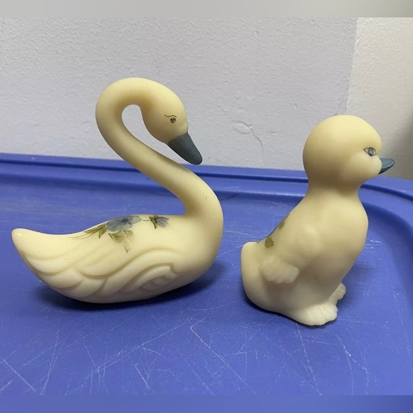 Set (2) Vintage Fenton Custard Glass Duck Hand Painted Blue Floral Artist Signed - Picture 6 of 11